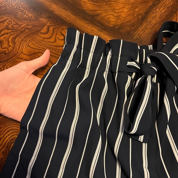 Navy blue & white paper bag shorts - Picture 2 of 5